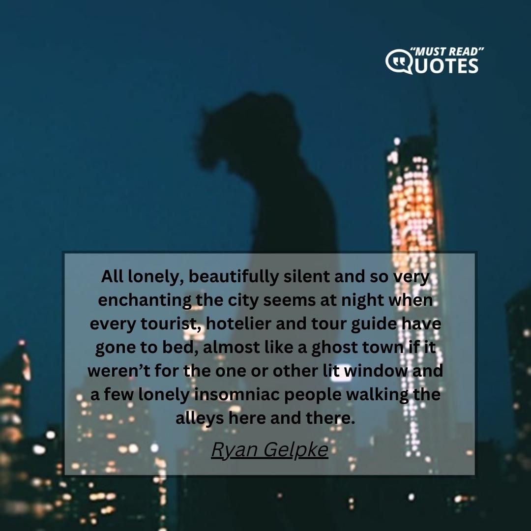 All lonely, beautifully silent and so very enchanting the city seems at night when every tourist, hotelier and tour guide have gone to bed, almost like a ghost town if it weren’t for the one or other lit window and a few lonely insomniac people walking the alleys here and there.